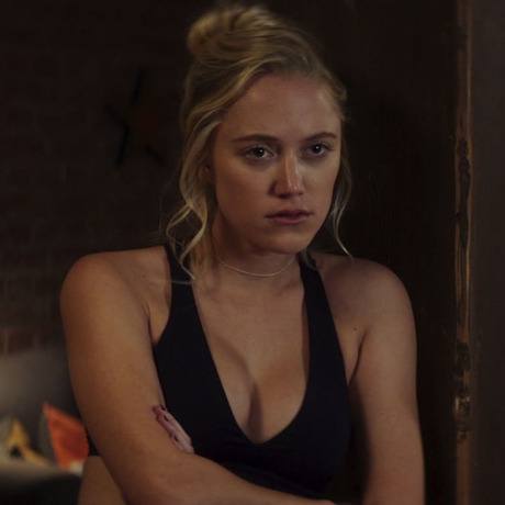 Maika Monroe Desnuda